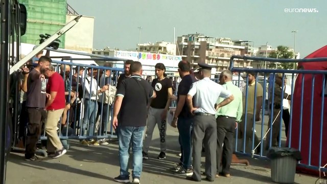 شاهد: بالدموع والعناق.. لاجىء سوري يستقبل شقيقه الذي نجا من حادث غرق سفينة المهاجرين قرب اليونان