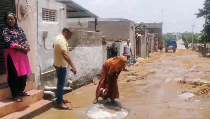 सीवरेज लाइन में लीकेज से कई प्लॉ़ट जलमग्न, सड़क बनने से धंसे चेंबर