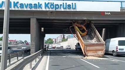 Camion avec un muscle ouvert coincé sur un pont, conducteur blessé