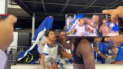 Alberth Elis regala su camiseta de la 'H' a niño con capacidades especiales