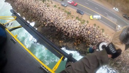 Vídeo mostra resgate dramático após carro cair no oceano