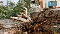 Cyclone slams India with wild wind and deadly floods