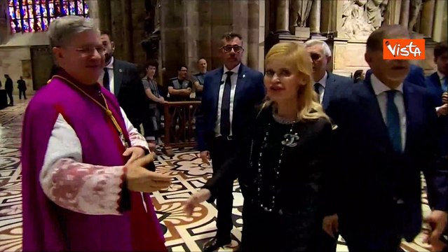 La Russa arriva al Duomo per il funerale di Berlusconi, la stretta di mano con Edi Rama e Orban