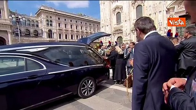 L'ultimo saluto di Marta Fascina a Silvio Berlusconi dopo i funerali di Stato al Duomo di Milano