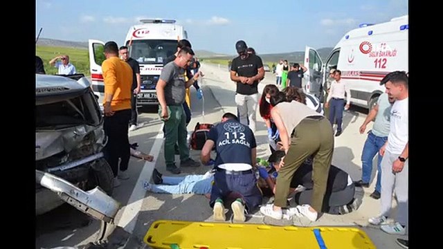 À Antalya, la voiture a percuté le véhicule alors qu'il roulait sur la voie de sécurité par derrière： 3 morts 9 blessés