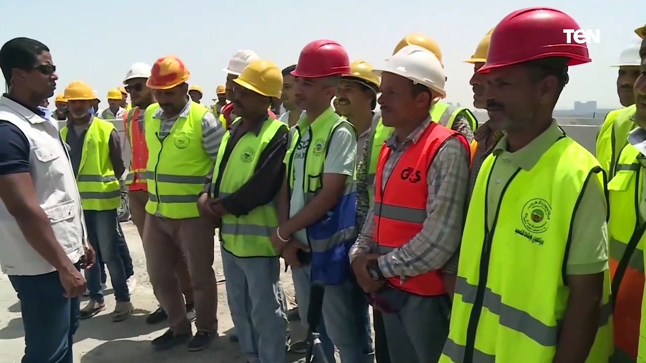 الرئيس السيسي يلتقط صور تذكارية مع العمال القائمين على تنفيذ كوبري طه حسين