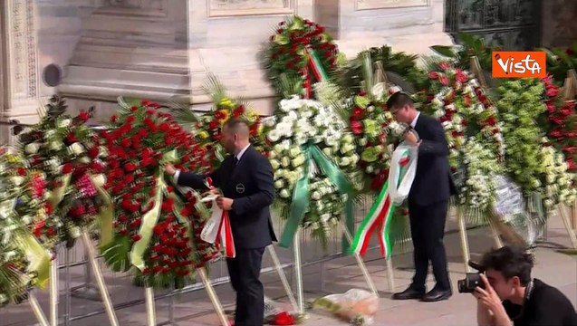 Ciao Silvio e la bandiera di Forza Italia in Piazza Duomo al termine del funerale