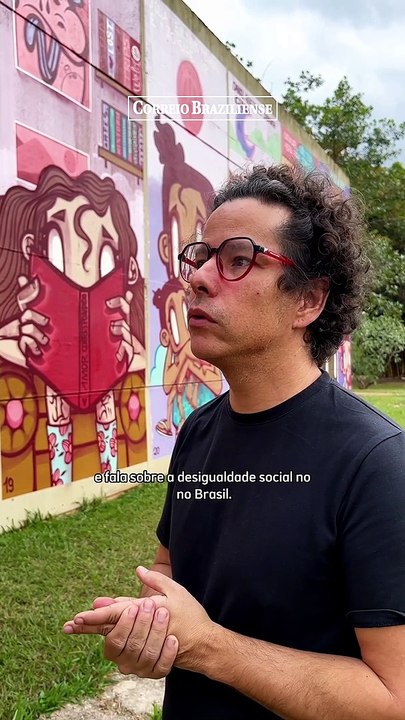 Artistas escrevem "livro-grafite" em parede da biblioteca da UnB