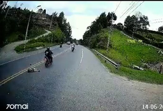 ext-Impactante Motociclista atropella niña y le salva la vida-160623