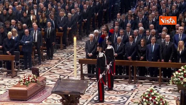 Le note del silenzio suonano nel Duomo di Milano al termine dei funerali di Silvio Berlusconi