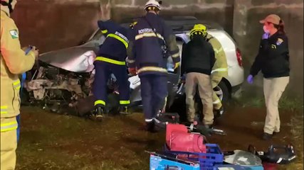 Neblina atrapalha visão e condutor colide Duster fortemente no muro do aeroporto