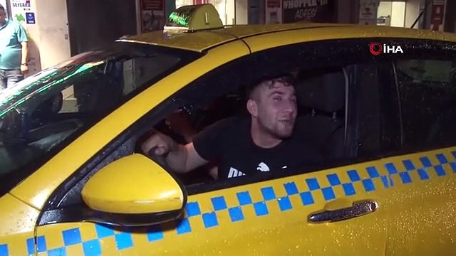 İstanbul'da Gök Gürültülü Sağanak Yağış Etkili Oluyor