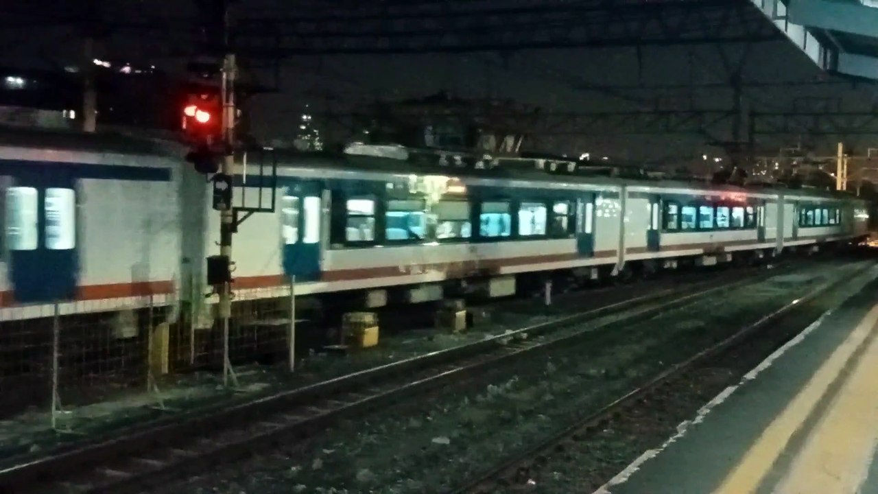 nonton krl commuter malam hari
