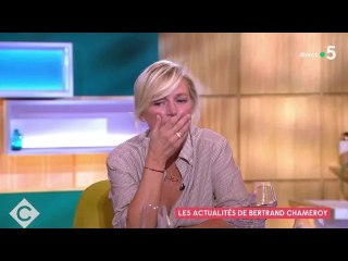 « J'en ai la voix coupée »  :Anne Elisabeth Lemoine perd sa voix en direct dans C à Vous