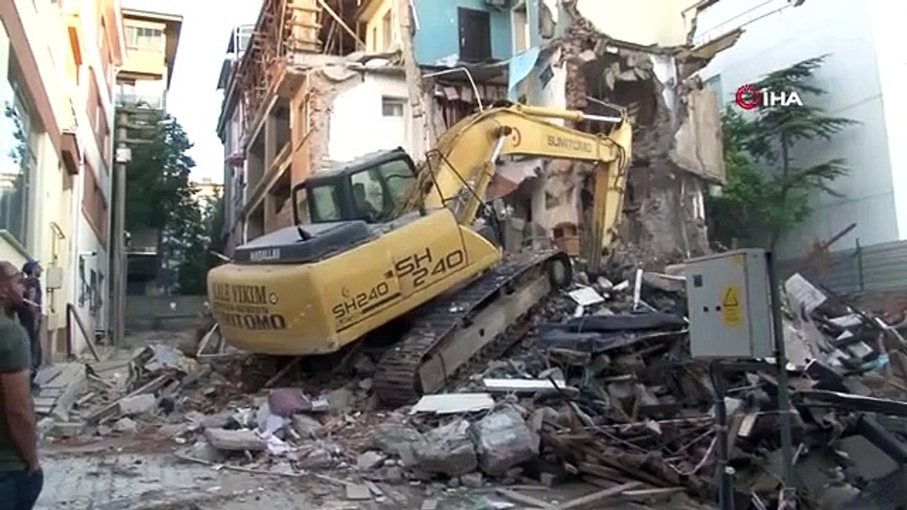 Il s'est avéré que le bâtiment détruit à Eskişehir avait été tenté de rester en vie avec des planches de bois.