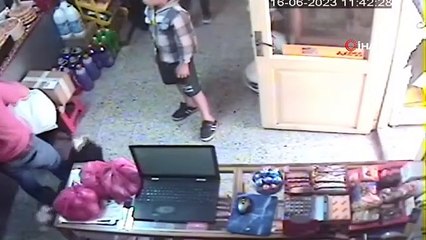 Le chevreau accompagnant son propriétaire dans les courses du marché l'a fait sourire