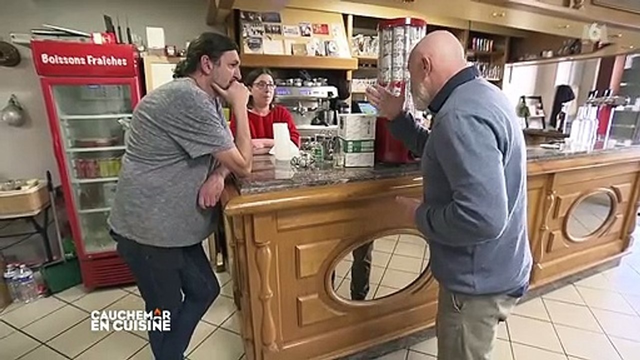 Cauchemar en cuisine : Philippe Etchebest et les internautes hallucinent devant le look des gérants, "Chabal version wish", "Bonjour l'hygiène"