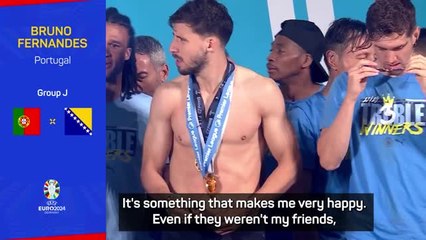 Télécharger la video: United's Fernandes congratulates City's Champions League winners