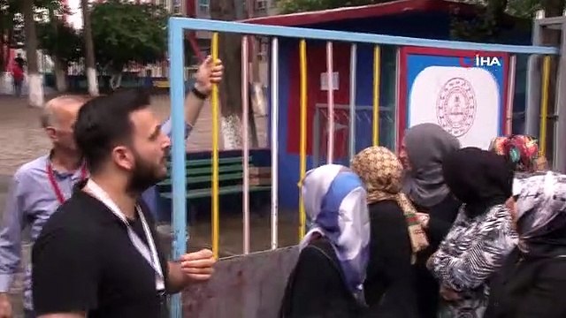 TYT sınavına son dakikada yetişen öğrencilerin heyecanı kameralara yansıdı