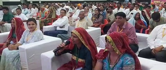 सीएम ने किया दो महिलाओं से संवाद