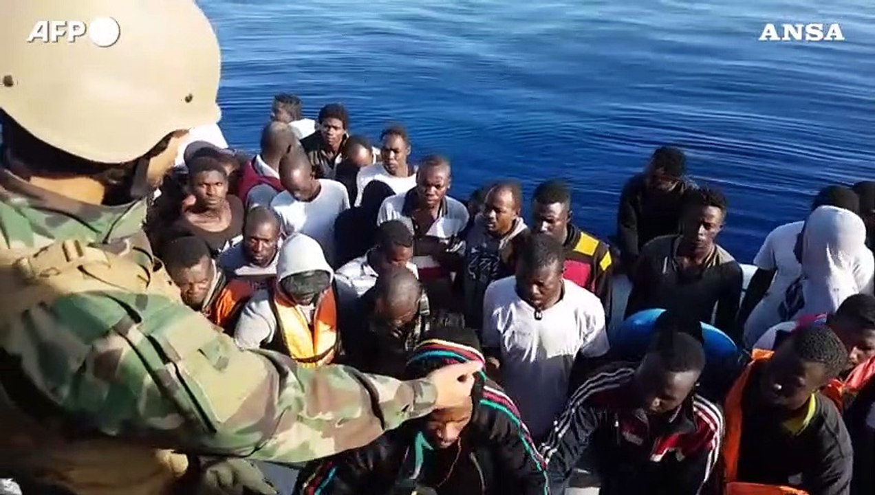 Boom di sbarchi di migranti in Italia, una gran...