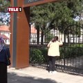 Dakikalarca dil döktü! Sınava geç kalan kadın demir parmaklıkların üzerinden atlayarak okula girmeye çalıştı