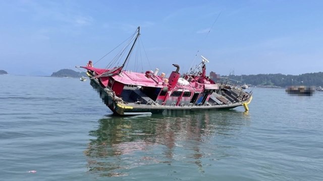 군산 해상 낚시 어선 좌초...승선원 22명 전원 구조 / YTN