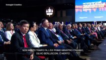 Berlusconi, Putin chiede un minuto di silenzio al Forum di San Pietroburgo