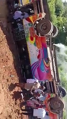 இருசக்கர வாகனத்திற்கு வழிவிட முயன்ற பேருந்து பள்ளத்தில் சரிந்து விபத்து; நடத்துநர் பலி, 15 பேர் காயம்