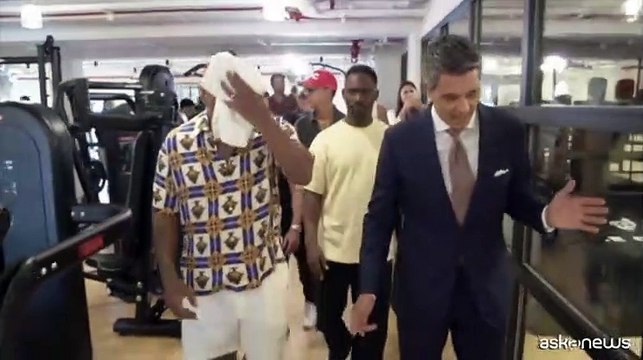 Mike Tyson a Cannes inaugura un ring di boxe all'hotel Carlton