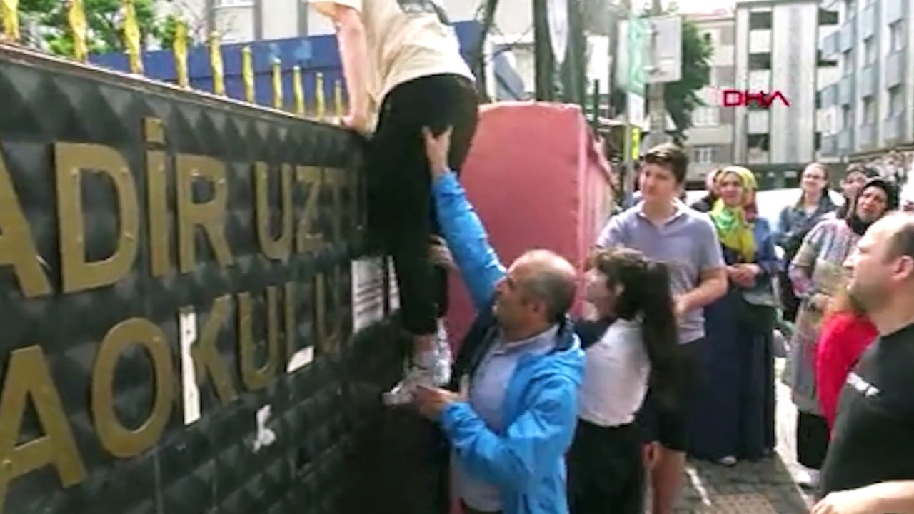 Avcılar'da sınava dakika farkıyla geç kalan öğrenci okulun demir kapısına tırmanarak içeriye girmeye çalıştı