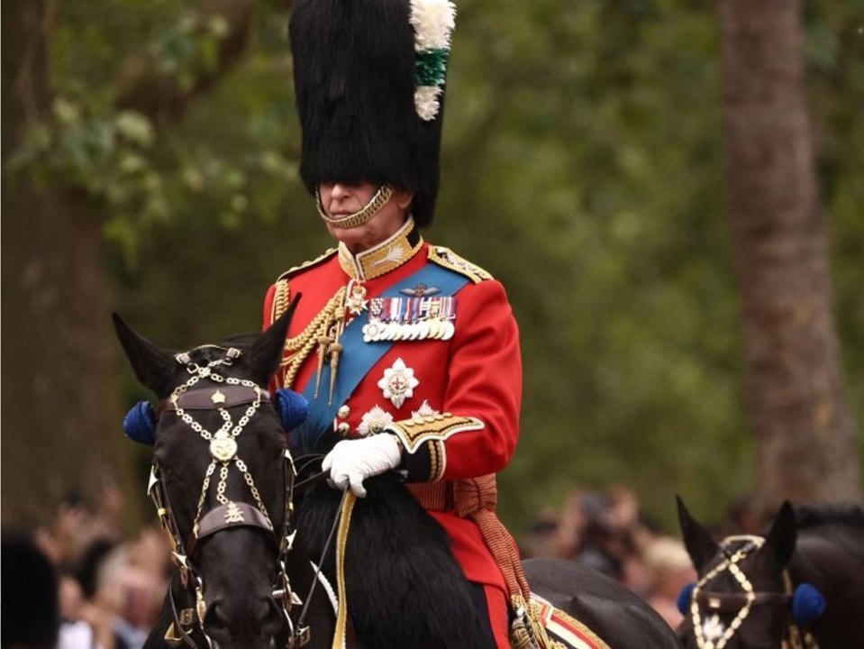 Geburtstagsparade: Charles III. zeigt sich hoch zu Ross