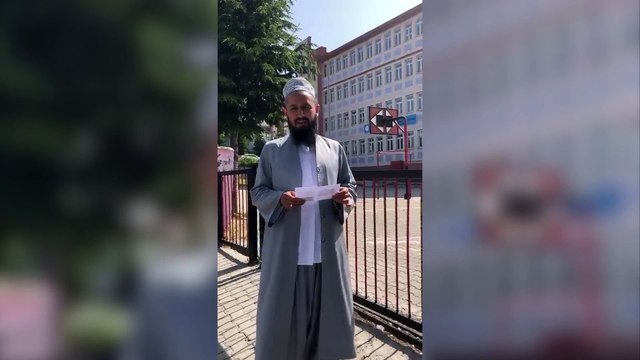 Kütahya Tavşanlı’da bir öğrenci, sarık ve cübbesi nedeniyle sınava alınmadığını iddia ederek yaşadığı durumu anlatan bir video çekti. ''Yetkililerimizden bir yardım bekliyorum''