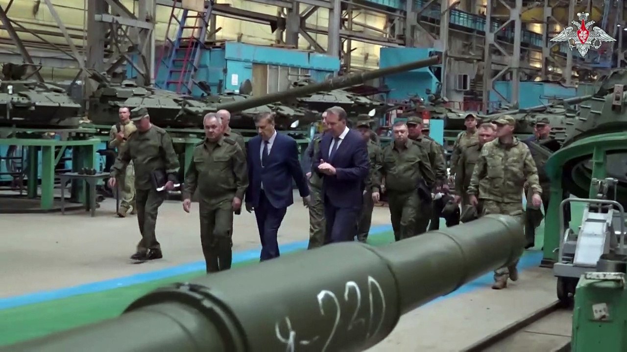 Schoigu fordert mehr Panzer für russische Truppen in der Ukraine