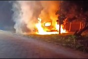 Carro fica destruído em incêndio na noite desta sexta-feira, em Iporã