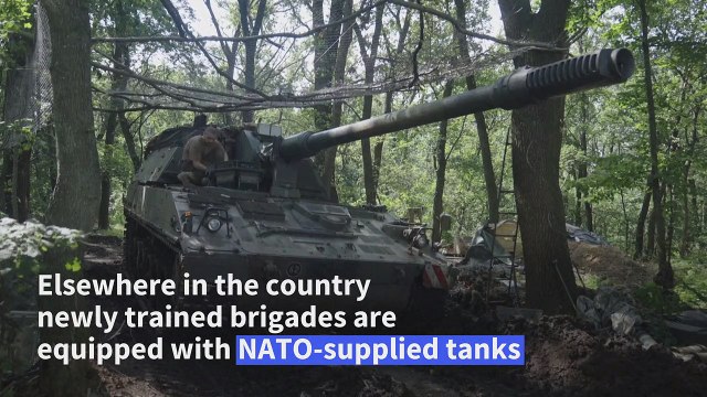 Ukrainian servicemen fire howitzer at Russian positions near Bakhmut