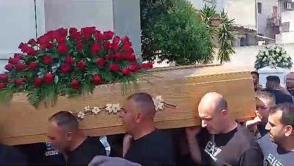 Tải video: Dolore e lacrime ai funerali di Caterina, Giusy e Giovanni. Careri non si dà pace