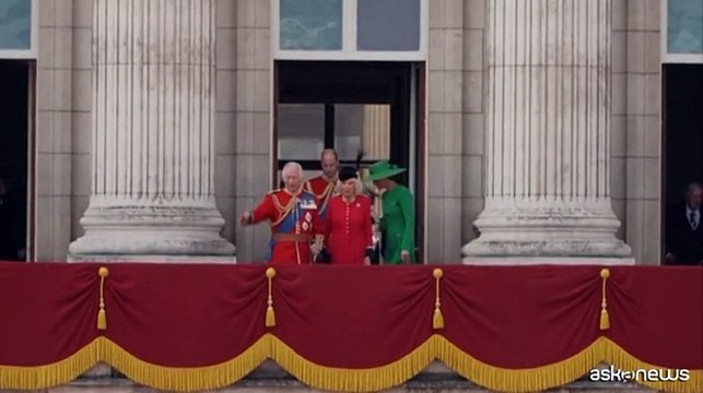 Famiglia reale britannica sul balcone per il sorvolo delle Red Arrows