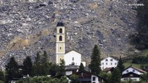 شاهد: نجاة قرية سويسرية من الطمر جراء انهيار صخري كبير