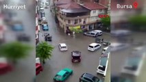 Bursa'nın İnegöl ilçesinde şiddetli yağış sonrası yollar suyla kaplandı, ev ve iş yerlerini su bastı