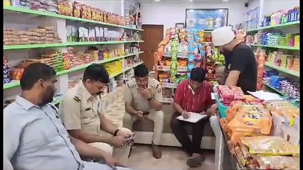 In Hanumangarh, how did the thief throw dust in the eyes of the watchm