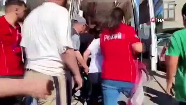 Il pensait que la personne qui lui mordait l'oreille avait tué quelqu'un d'autre qui lui ressemblait... Ces moments sont filmés