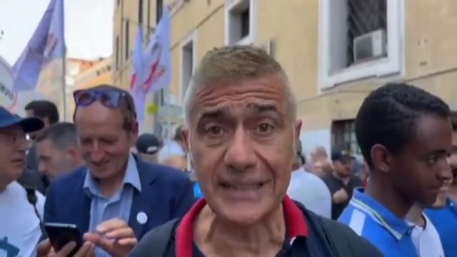 Pecoraro Scanio al corteo M5s: Conte guidi alternativa alle destre