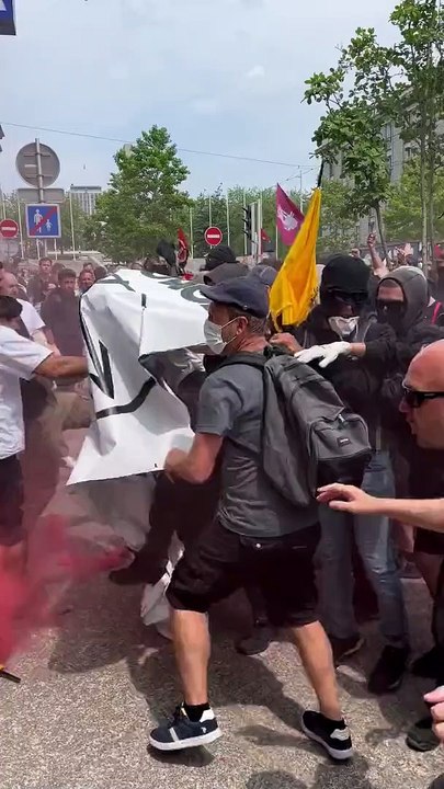 Brest : Des dizaines de manifestants attaquent l'hôtel dans lequel Eric Zemmour réalisait une séance de dédicaces - Au moins deux blessés lors des affrontements