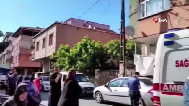 Il pensait que la personne qui lui mordait l'oreille avait tué quelqu'un d'autre qui lui ressemblait... Ces moments sont filmés