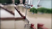Bursa'da Sağanak Yağış Sonrası Caddeler Göle Döndü