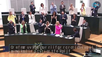 La novia de Almeida arropa al alcalde en su investidura y charla con Ayuso