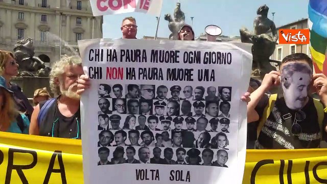 Meloni a casa, grazie Conte . Ecco i cartelli alla protesta del M5s a Roma