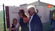 Beppe Grillo arriva alla manifestazione del M5s a Roma