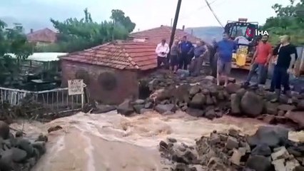 Une averse frappe Aliağa： Le ruisseau débordant a démoli le vieux pont